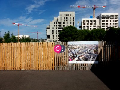Lyon 7e - Place Suzanne Noël, palissade, et immeubles de la rue Michel Félizat