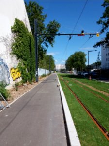 Lyon 7e - Rue Challemel-Lacour, vers l'est, pylône électrique du tramway T6
