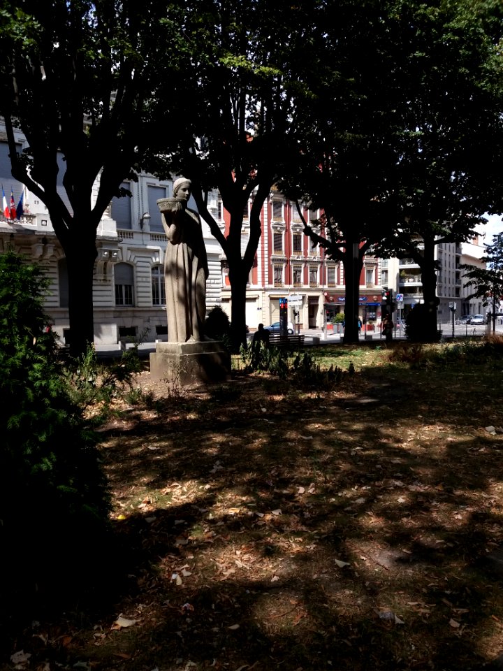 Lyon 7e - Place Jean Macé, Le Canéphore sous les arbres devant la mairie