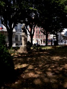 Lyon 7e - Place Jean Macé, Le Canéphore sous les arbres devant la mairie