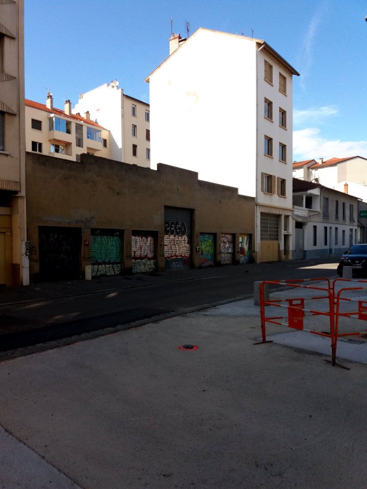 Lyon 7e - Rue Bechevelin, garages au numéro 72 et immeuble au 70B