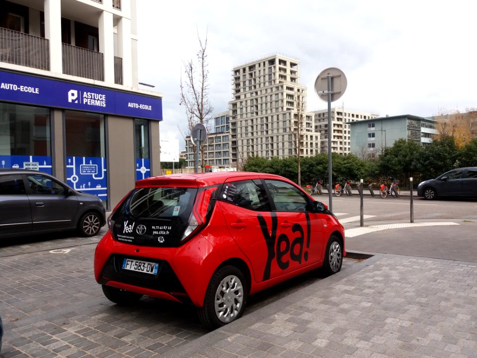 Lyon 7e - Place du Traité de Rome - Voiture Yea! garée