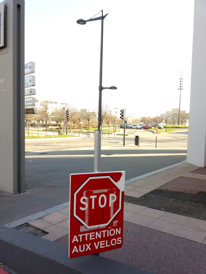 Lyon 7e - Place Jean de Verrazane, panneau Stop, attention aux vélos, avant d'arriver avenue Leclerc