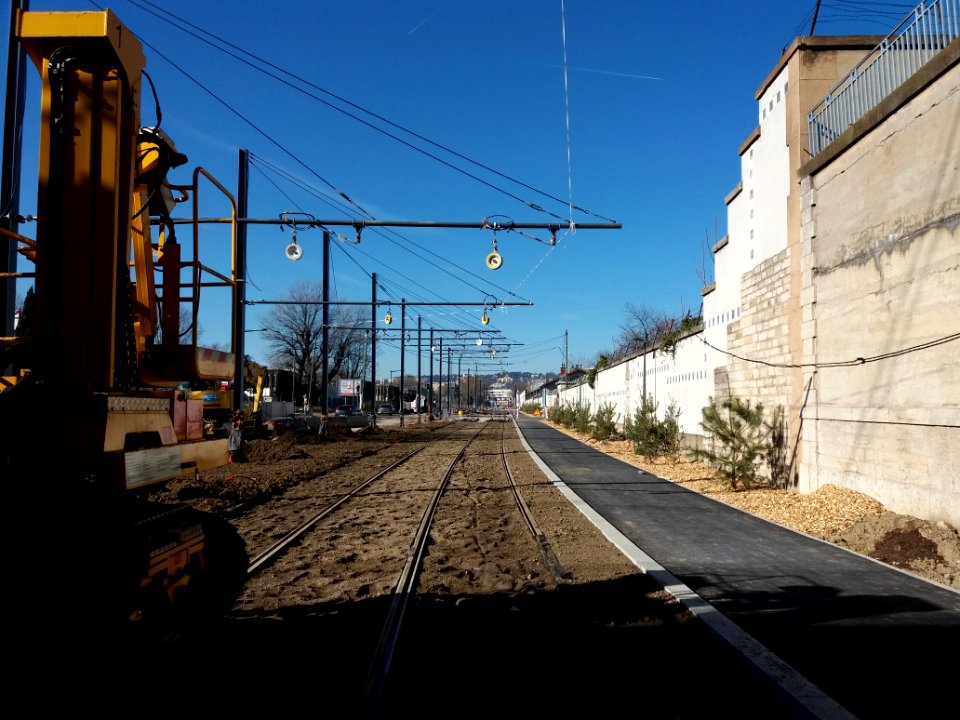 Lyon 7e - Rue Challemel-Lacour, après le pont de chemin de fer, vue côté sud