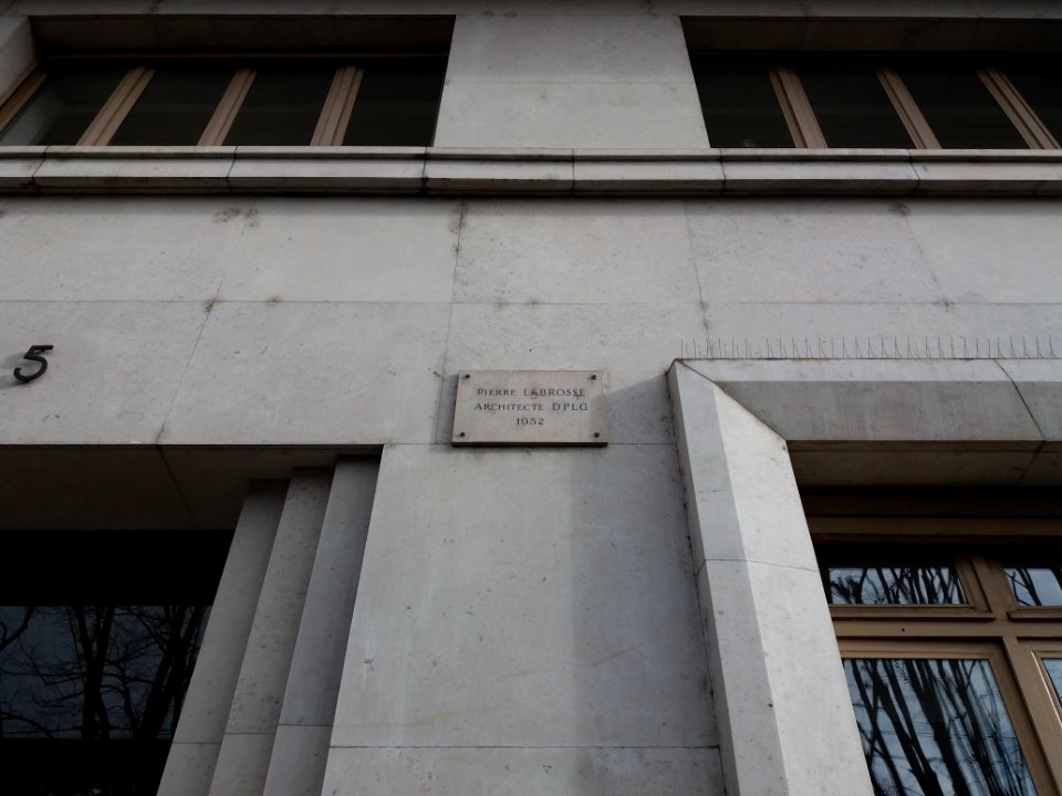 Lyon 7e - Place Jean Macé - Plaque Pierre Labrosse, au niveau du numéro 5