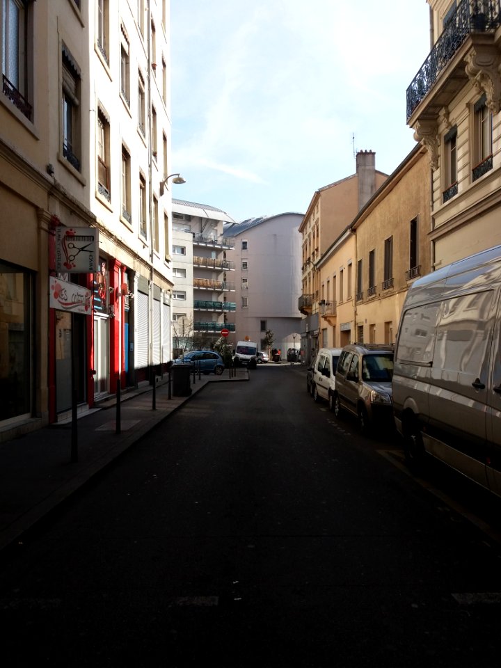 Lyon 7e - Rue d'Aguesseau, vers la place du Commandant Claude Bulard