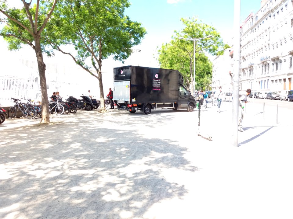 Lyon 7e - Quai Claude Bernard, camion devant la piscine du Rhône pour les Nuits sonores