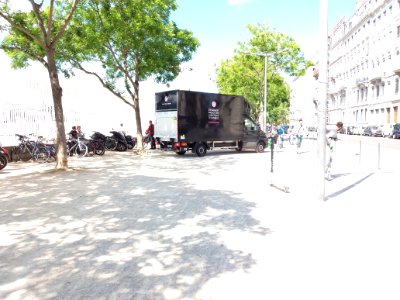 Lyon 7e - Quai Claude Bernard, camion devant la piscine du Rhône pour les Nuits sonores