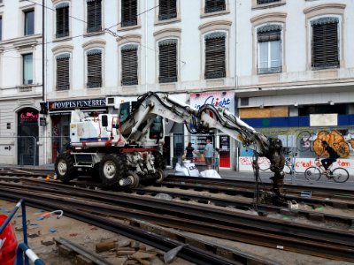 Lyon 7e - Quai Claude Bernard, remise à neuf des rails du tramway T1, machine