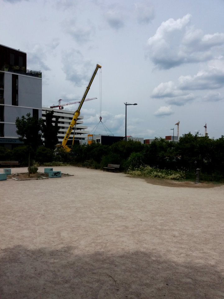 Lyon 7e - Rue Clément Marot, enlèvement des préfabriqués de l'école Notre-Dame des Anges (2)