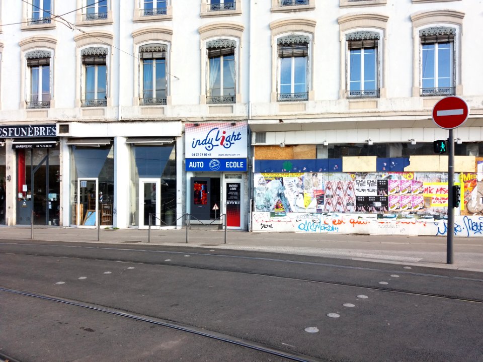 Lyon 7e - Quai Claude Bernard, passage clouté pour traverser les voies du tramway