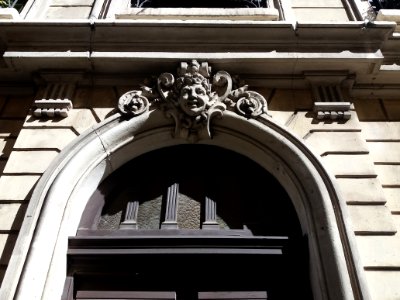 Lyon 7e - Rue Bechevelin, haut de porte au numéro 97