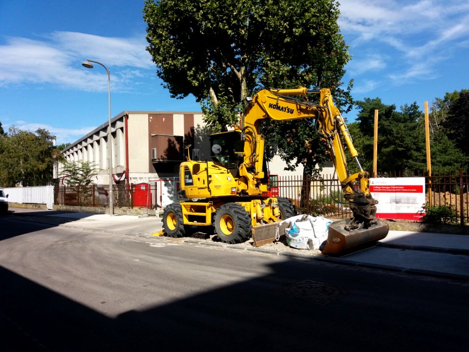 Lyon 7e - Rue Bechevelin, engin de chantier et plaque des travaux du collège Georges Clémenceau