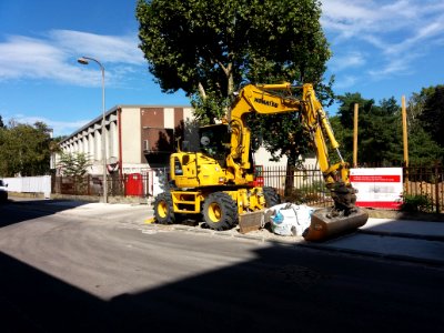 Lyon 7e - Rue Bechevelin, engin de chantier et plaque des travaux du collège Georges Clémenceau