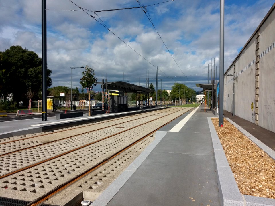 Lyon 7e - Rue Challemel-Lacour, vers l'ouest, arrêt du tramway T6 - Challemel-Lacour Artillerie