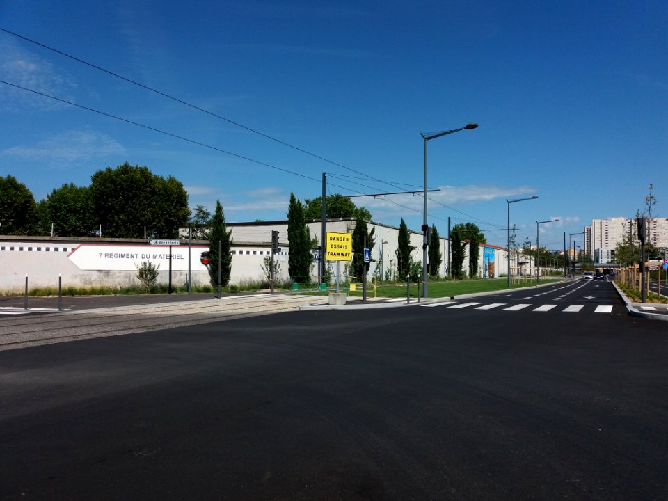 Lyon 7e - Rue Challemel-Lacour, vers l'est, panneau Danger essais tramway