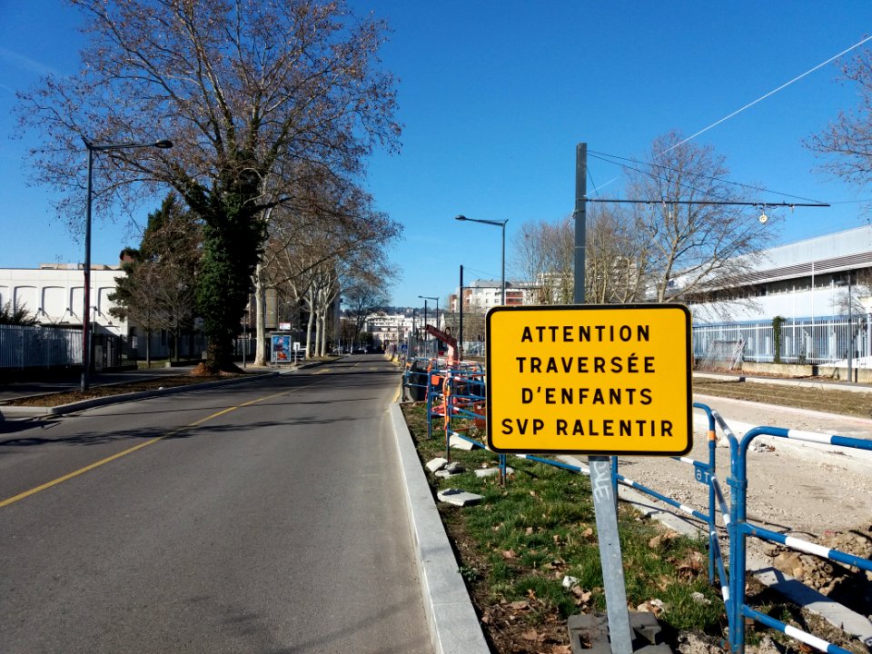 Lyon 7e - Rue Challemel-Lacour, panneau devant le collège Gabriel Rosset
