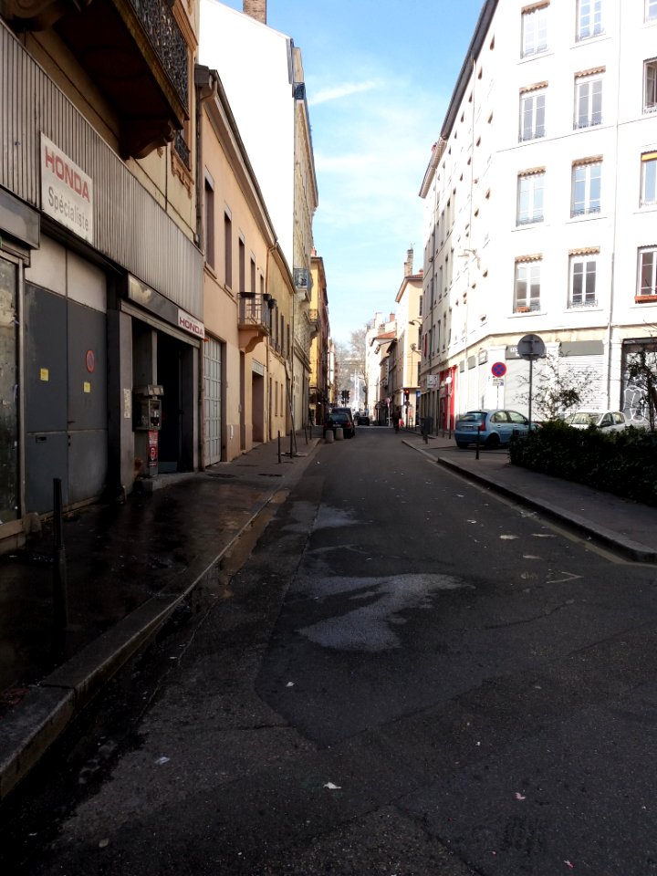 Lyon 7e - Rue d'Aguesseau, vers le Rhône, le long de la place du Commandant Claude Bulard