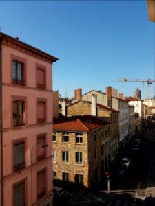 Lyon 7e - Rue Chalopin, vers le nord, immeuble en pierre dorée, à l'angle de la rue de la Thibaudière