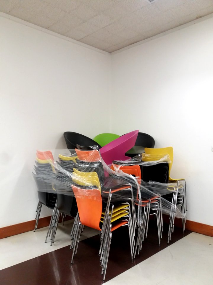 Lyon 3e - Bibliothèque municipale - Chaises supprimées des bureaux pour n'en laisser qu'une sur deux
