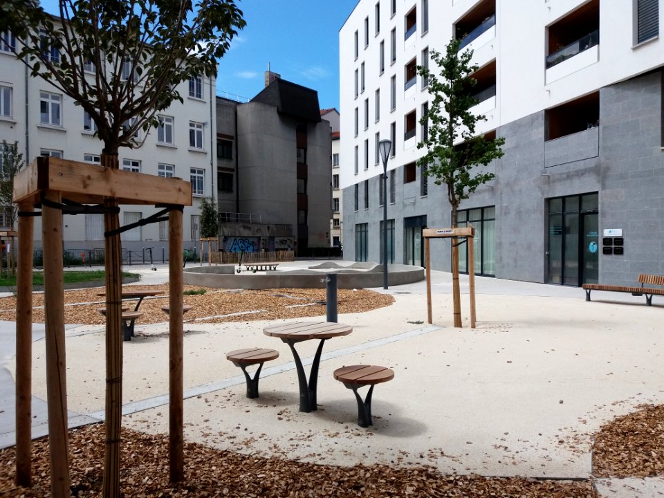 Lyon 7e - Rue d'Anvers, jardin public allant à la rue du Professeur Grignard, tables et fontaine