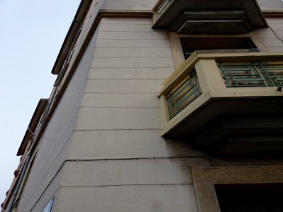 Lyon 3e - Avenue Lacassagne, immeuble à l'angle de la rue Jean-Marc Bernard, plaque d'architecte F. Chapuis