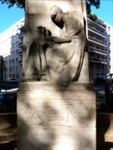 Lyon 3e - Place Aristide Briand, statue de Barthélémy Thimonnier, détail sur l'ouvrière avec la machine à coudre