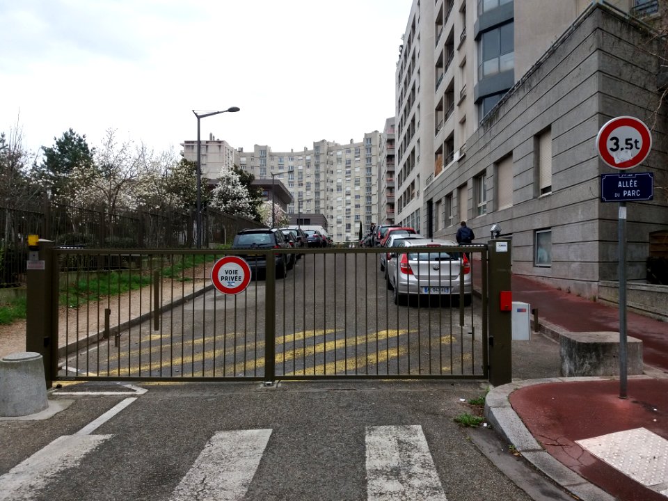 Lyon 3e - Allée du Parc, depuis la rue Danielle Faÿnel Duclos