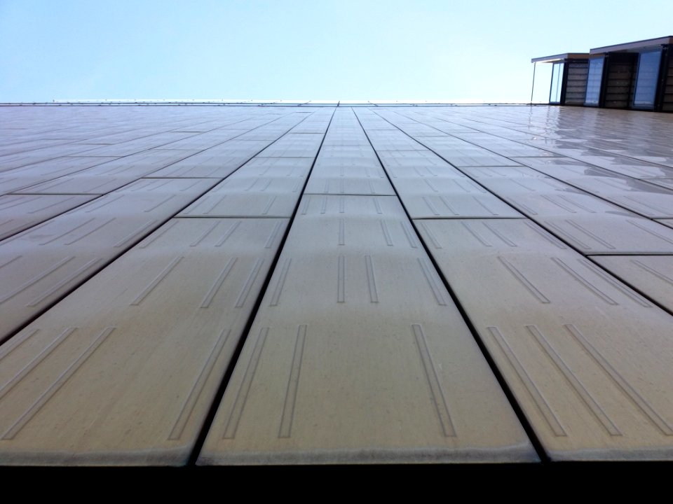 Lyon 3e - Archives du Rhône, façade nord à l'ombre en contre-plongée