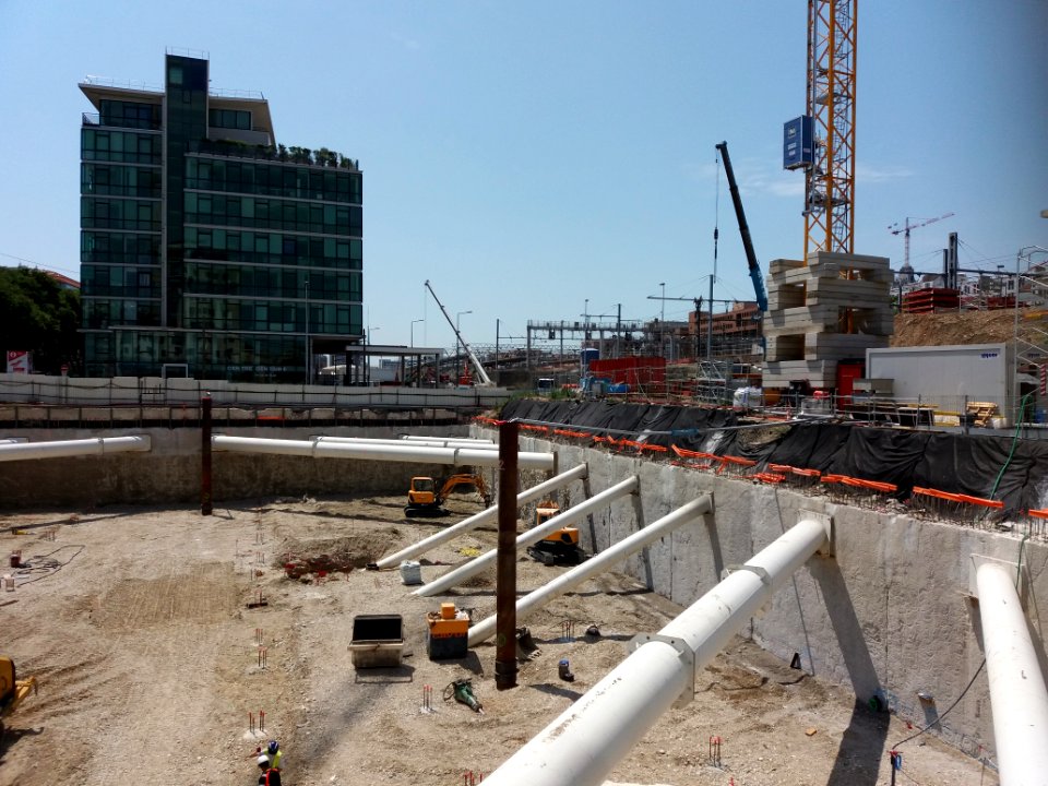 Lyon 3e - Cours Lafayette, chantier Emergence, murs de fondation soutenus par des poutres blanches