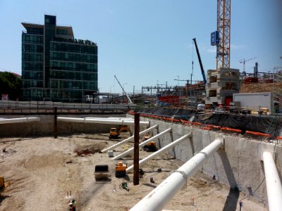 Lyon 3e - Cours Lafayette, chantier Emergence, murs de fondation soutenus par des poutres blanches