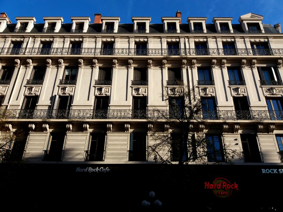 Lyon 2e - Rue Président Carnot, immeuble au numéro 1, au-dessus du Hard Rock Cafe