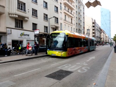 Lyon 3e - Cours Lafayette, bus C3 peint