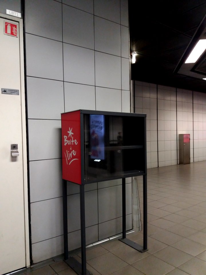 Lyon 2e - Station de métro Bellecour - Boîte à livre du Fonds Decitre