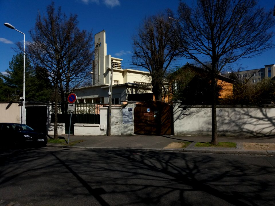 Lyon 3e - Cours Eugénie, portail au numéro 81, vue sur la chapelle de l'hôpital Desgenettes