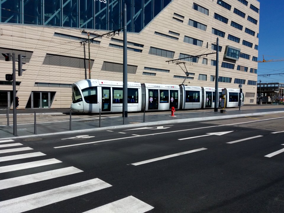 Lyon 2e - Rue Paul Montrochet - Aire de retournement du tramway T2, avec une rame en train de repartir