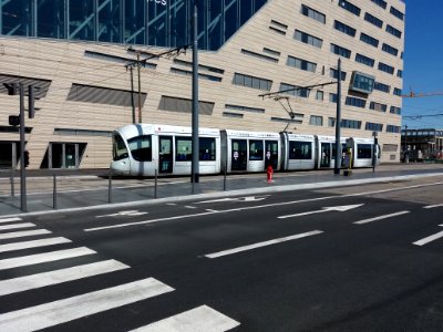 Lyon 2e - Rue Paul Montrochet - Aire de retournement du tramway T2, avec une rame en train de repartir
