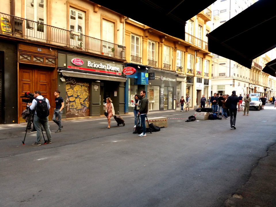 Lyon 2e - Rue Victor Hugo, au lendemain de l'attentat au colis piégé, il ne reste que des journalistes