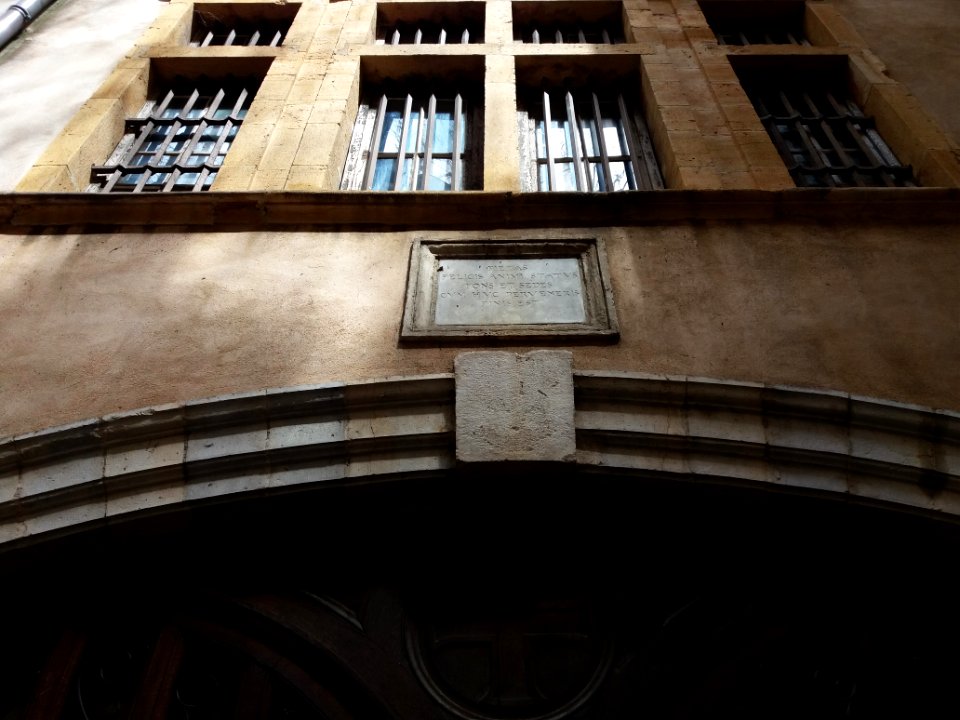 Lyon 2e - Rue Saint Nizier, plaque sur l'entrée de l'église