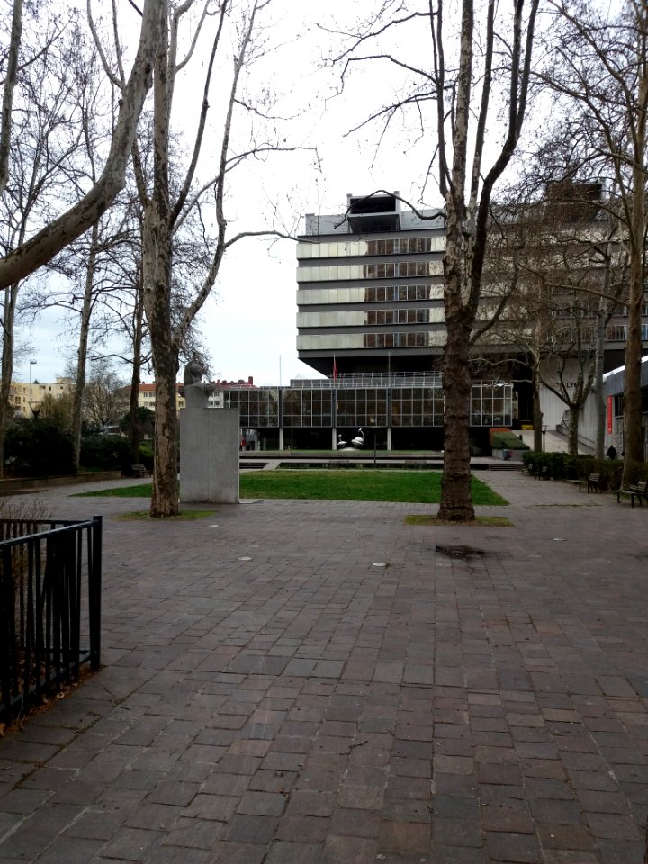 Lyon 3e - Place du Lac, vue d'ensemble sur le jardin commandant Pierre Aubertin
