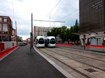 Lyon 3e - Place Charles Béraudier, deux tramways sur l'aire de retournement
