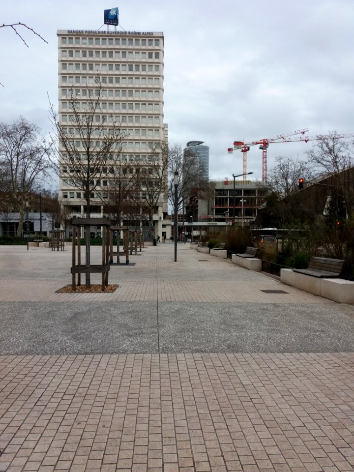 Lyon 3e - Parvis Renée Richard, vers l'est
