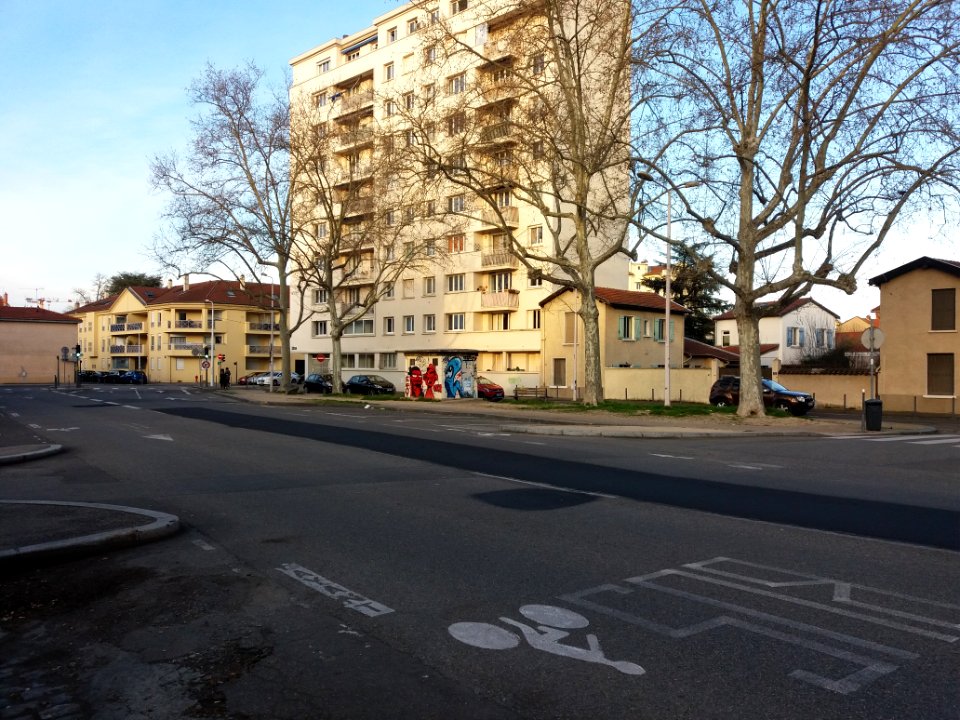 Lyon 3e - Place Claudia, le long de la rue Viala