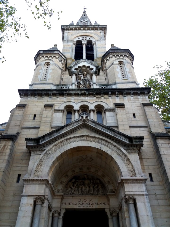 Lyon 3e - Place du Château, haut de la façade de l'église Notre-Dame-du-Bon-Secours