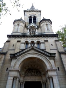 Lyon 3e - Place du Château, haut de la façade de l'église Notre-Dame-du-Bon-Secours