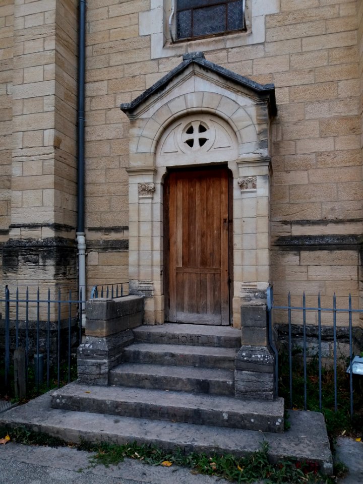 Lyon 3e - Rue Ferdinand Buisson, église Notre-Dame-du-Bon-Secours, porte latérale