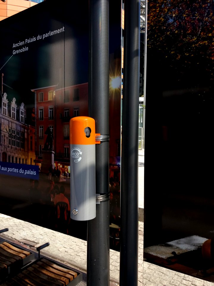 Lyon 3e - Place de Francfort, arrêt du tramway T4 vers La Doua, collecte de mégots de cigarette