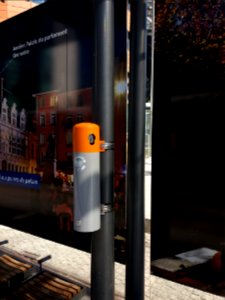 Lyon 3e - Place de Francfort, arrêt du tramway T4 vers La Doua, collecte de mégots de cigarette
