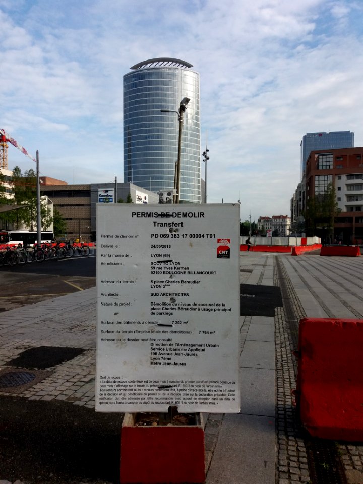 Lyon 3e - Place Charles Béraudier, permis de démolir (niveau de sous-sol pour des parkings)
