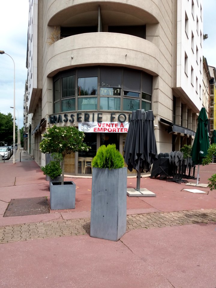 Lyon 3e - Place Eugène Varlin, panneau vente à emporter devant une brasserie
